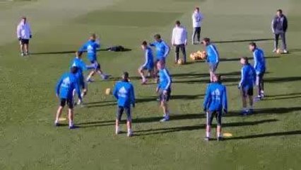 Real Madrid - Kroos chambré par ses coéquipiers lors d'un toro