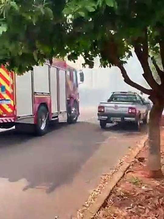 Bombeiros combatem incêndio em extensa área de vegetação em Umuarama