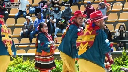 بدون تعليق: الكولومبيون يرقصون ويعزفون الموسيقى خلال كرنفال السود والبيض