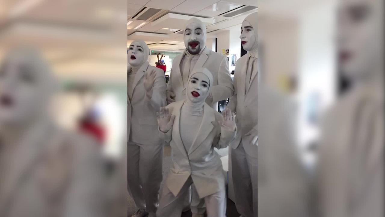 Les Voca People chantent dans la rédaction de Télé-Loisirs !