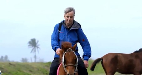 Exclu. Cap Horn : Mike Horn hilare face à un Bernard de La Villardière peu à l'aise à cheval !
