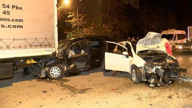 KARTAL'DA 3 ARACIN KARIŞTIĞI KAZADA 2 KİŞİ YARALANDI