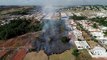 Bombeiros combatem incêndio em extensa área de vegetação em Umuarama