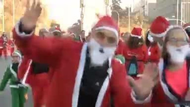 Course à pied - Déguisés en Père Noël, ils participent à la 'Santa Run' de Madrid