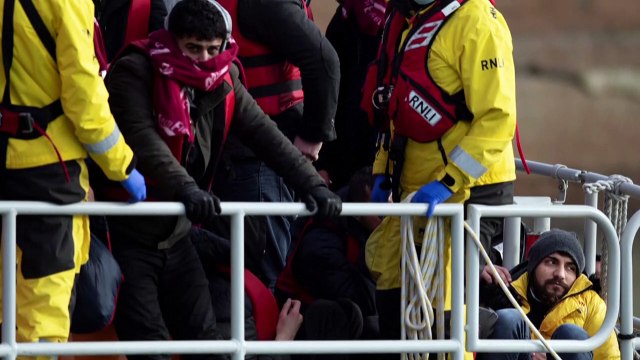 Bebê é um dos primeiros migrantes a cruzar o Canal da Mancha em 2022