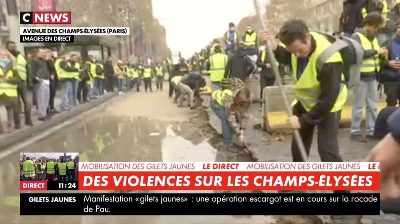 Gilets jaunes : barricades, grenades lacrymo, jets de pavés, canons à eau…  Les images choc de la guérilla sur les Champs-Elysées diffusées en direct  (VIDEOS)