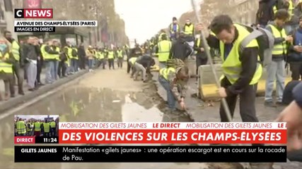 Gilets jaunes : armés de pioches, des casseurs descellent les pavés des Champs-Elysées