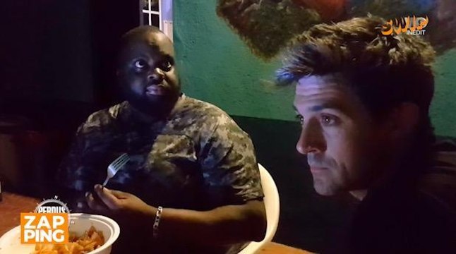 Perdus au milieu de nulle part, Jean-Pascal Lacoste et Issa Doumbia sont pris de panique par d'effrayants cris d'animaux sauvages