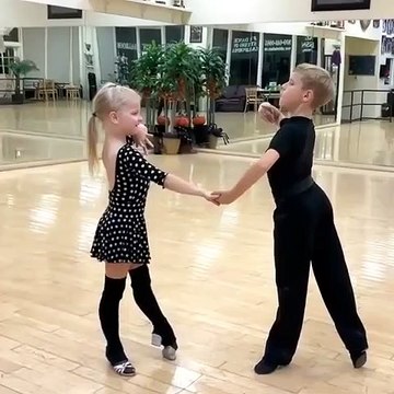 Дети танцуют румбу! Как же это красиво...