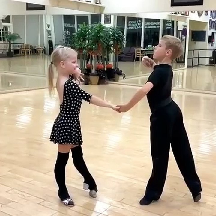 Дети танцуют румбу!  Как же это красиво...