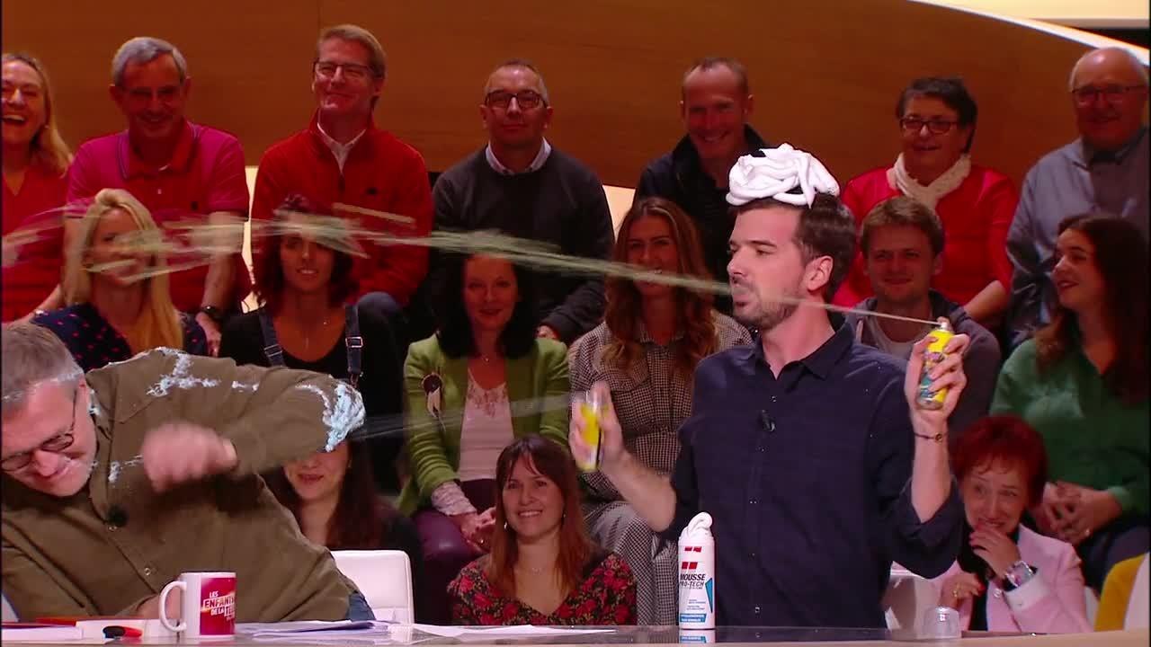 Les enfants de la télé : Marc-Antoine Le Bret rend hommage à Philippe Gildas en aspergeant les invités
