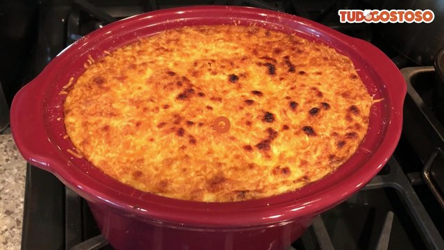 Bolo de batata com recheio de frango com requeijão