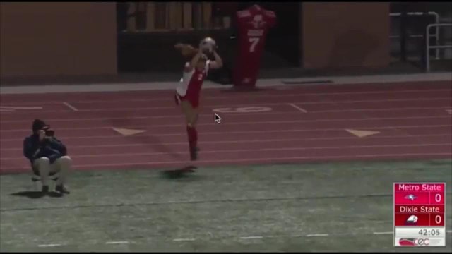 Football - La superbe touche acrobatique d'une étudiante américaine