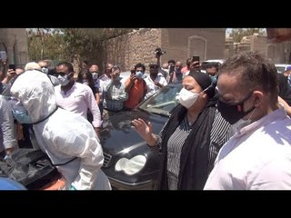 انهيار ابنة رجاء الجداوي خلال جنازتها: ابعدوا عن النعش لمصلحتكم