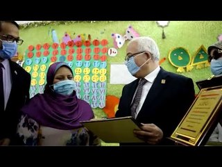 تكريم نائب وزير التعليم لـ سيدة القطار في أول يوم عمل لها