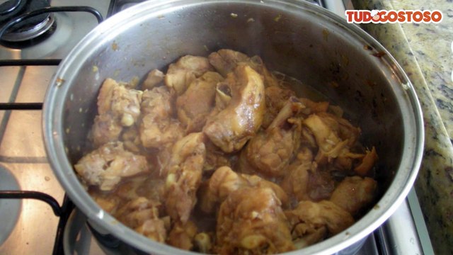 Frango delicioso com batatas na panela