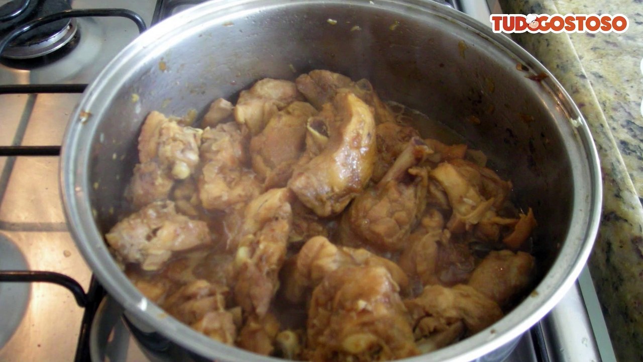 Frango delicioso com batatas na panela