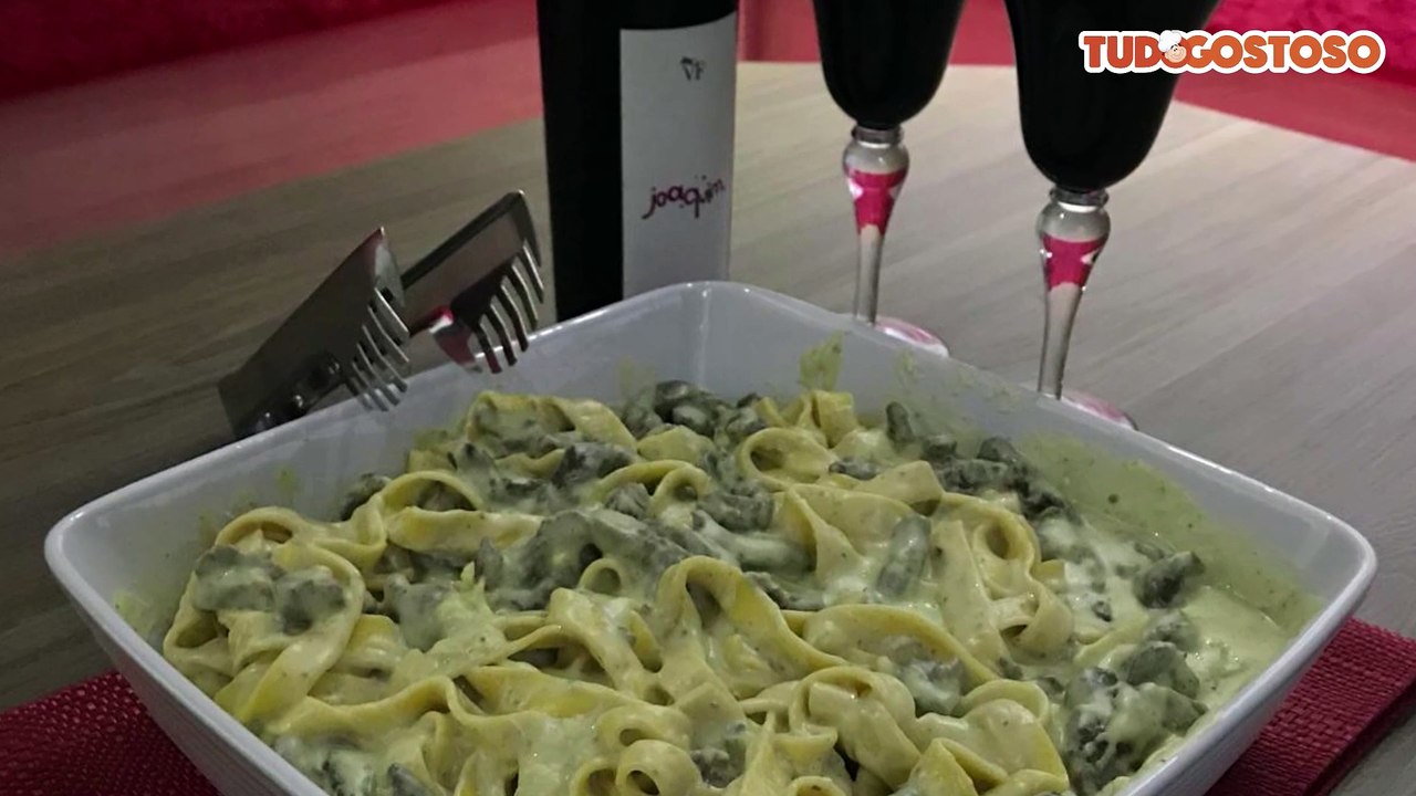 Macarrão ao molho quatro formaggio com tirinhas de filé mignon