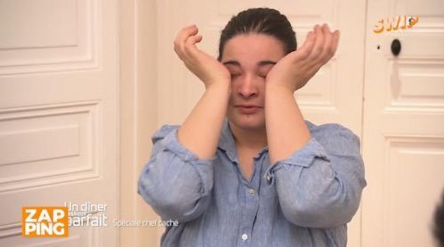 Émus par la qualité du dîner de cette chef, les convives d'Un dîner presque parfait fondent tous en larmes... et la chef aussi