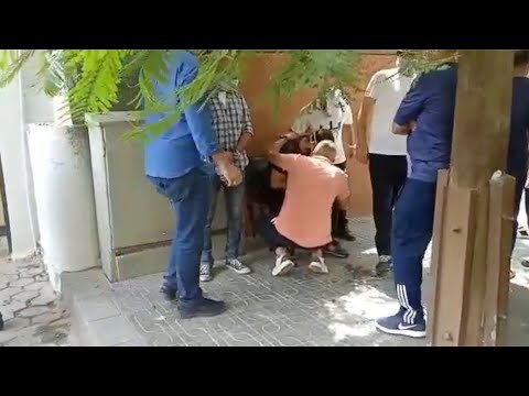 انهيار أمير عزمي مجاهد أثناء خروج جثمان والده من المستشفى