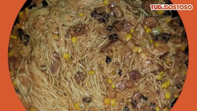 Macarrão com creme de leite e molho de tomate
