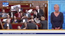 Les députés France Insoumise accueillent Manuel Valls avec des pancartes 