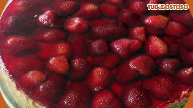 Torta de morango com biscoito de maizena
