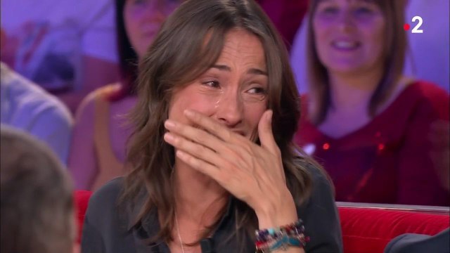 Annelise Hesme (Nina) éclate en sanglots sur le plateau de Vivement Dimanche