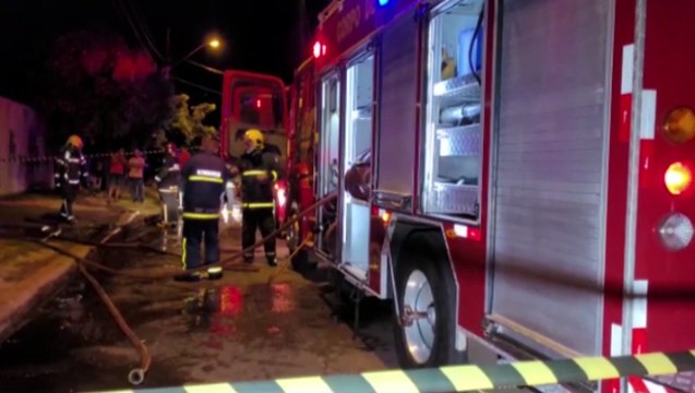 Dois carros e parte de residência são destruídos em incêndio no Bairro Pioneiros Catarinenses