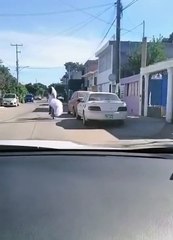 VIDEO: Padre lleva en bicicleta a su hija el día de su boda