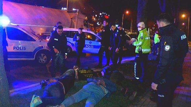 ‘Dur’ ihtarına uymadı, polislerin üzerine araç sürdü