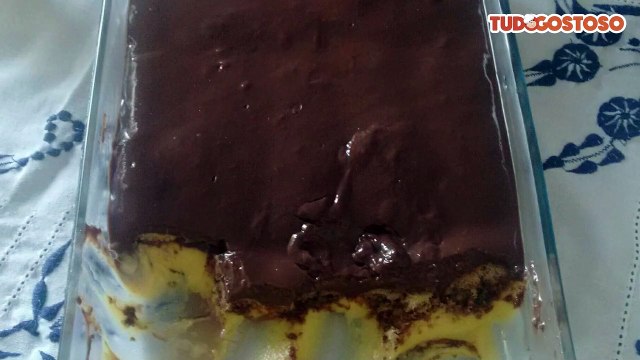 Pavê de chocolate com biscoito champagne