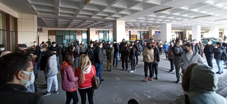 Edirne'de korkutan görüntü: Binlerce kişi Kovid testi için hastaneye akın etti