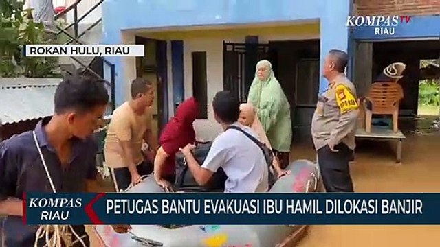Petugas Bantu Evakuasi Ibu Hamil Dilokasi Banjir