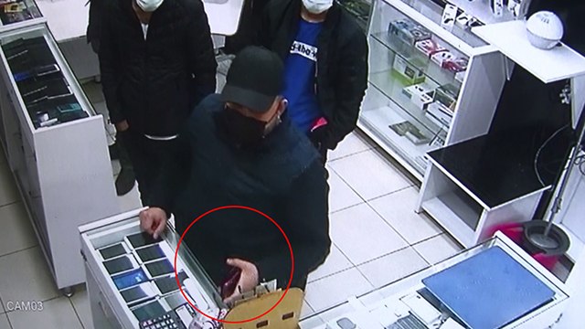 Müşteri gibi girdiği dükkanda 10 bin TL’lik telefonu çaldı