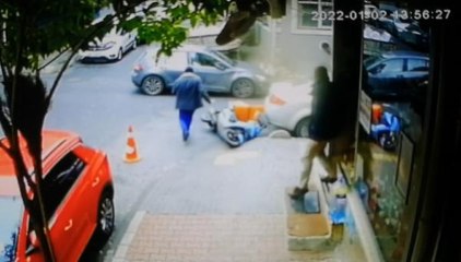 BAĞCILAR'DA OTOMOBİLİN MOTOKURYEYE ÇARPTIĞI KAZA KAMERADA