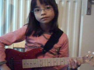 Les progrès d'Anaïs à la guitare!