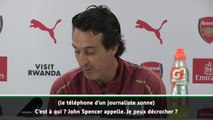 Football : Unai Emery décroche le téléphone d'un journaliste en pleine conférence de presse