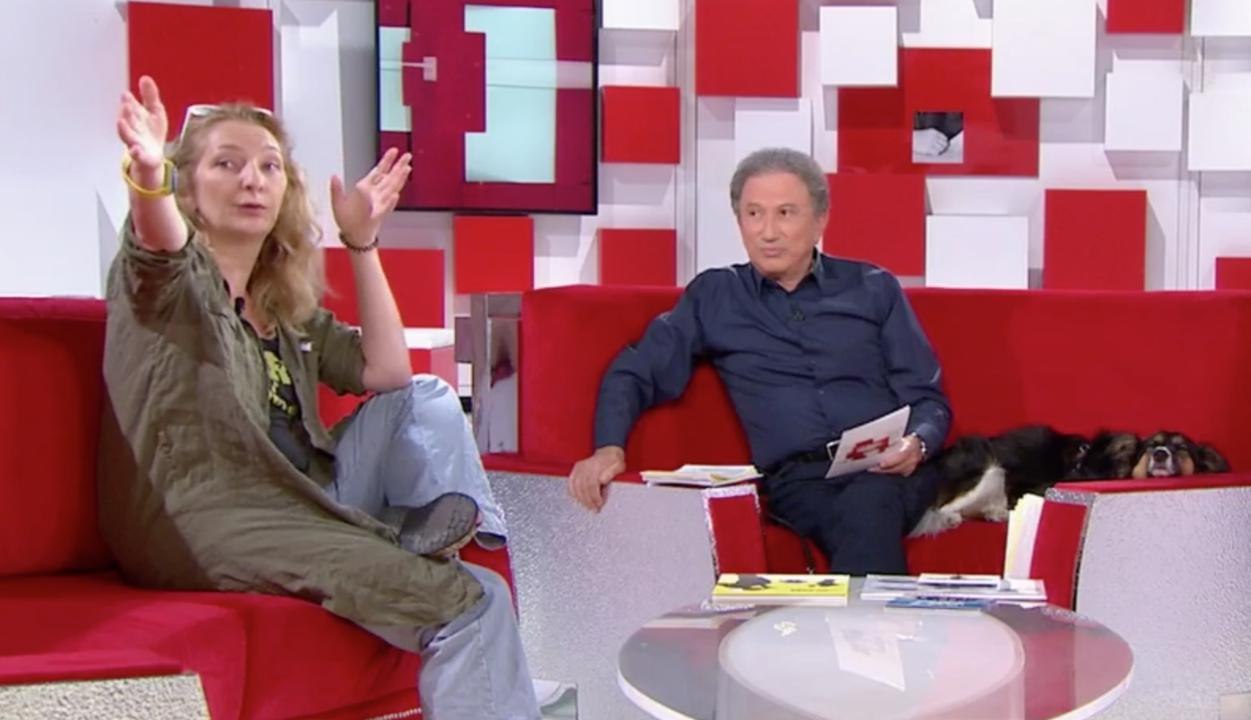 Corinne Masiero (Capitaine Marleau) se lance dans une diatribe politique sur le canapé rouge de Michel Drucker