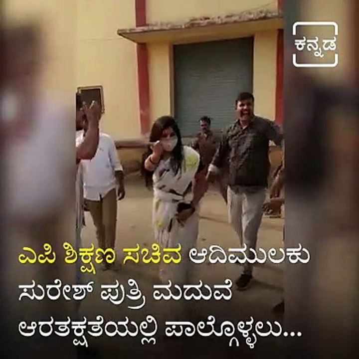 Singer Mangli Mobbed by Fans