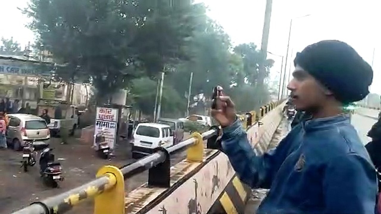 Video: बाजार में खड़ी कार में अचानक हुआ विस्फोट...