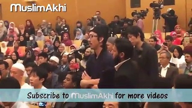 Man_Hugs_Dr. Zakir Naik After Accepting Islam Japan