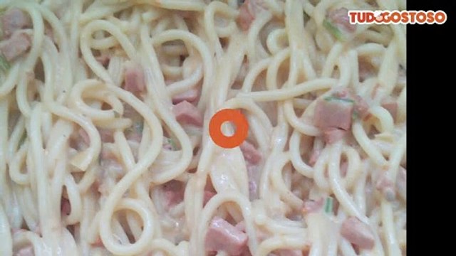 Macarrão com salsicha e creme de leite