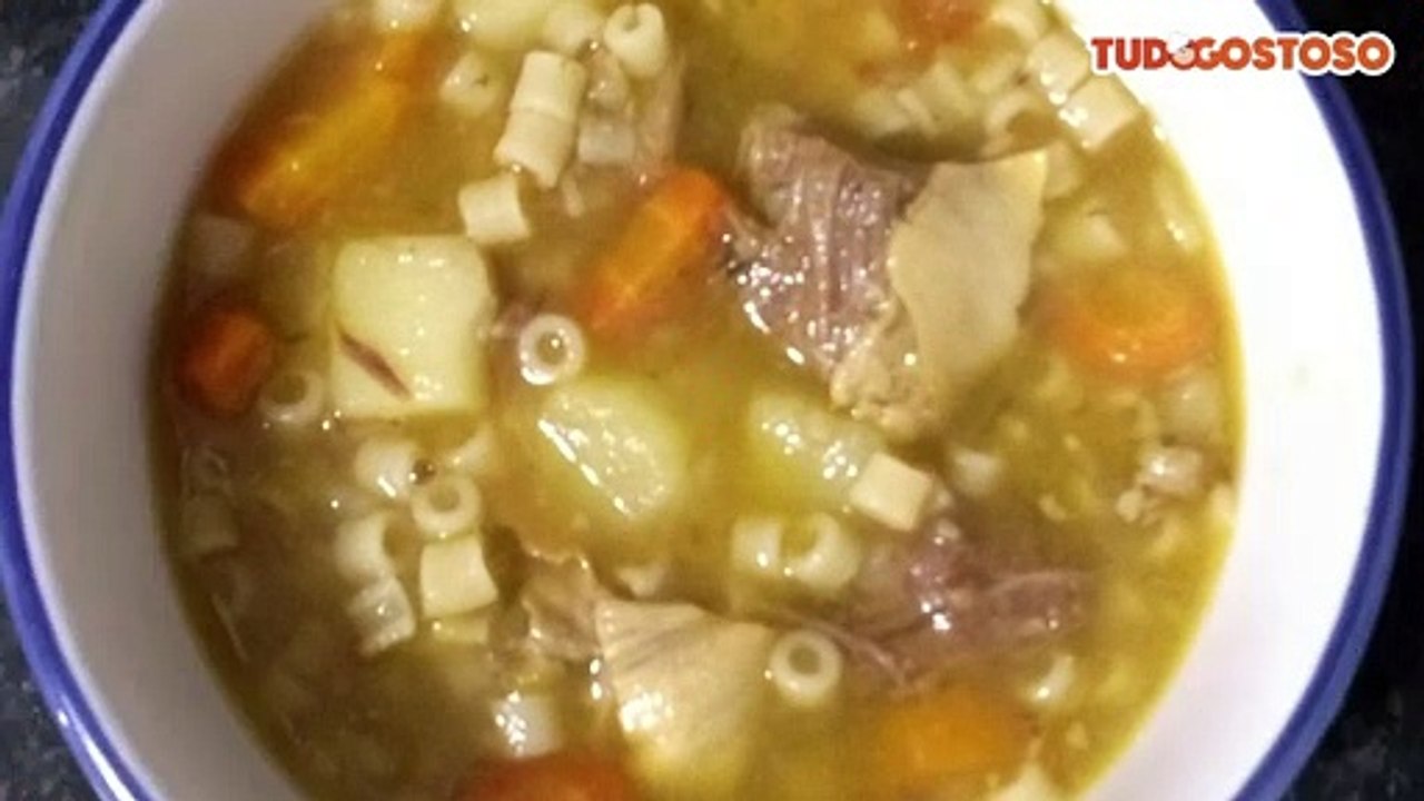 Sopa de costela com macarrão