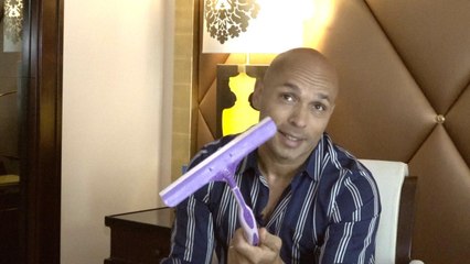 Éric Judor : il revisite sa filmo avec des objets symboliques (VIDEO)