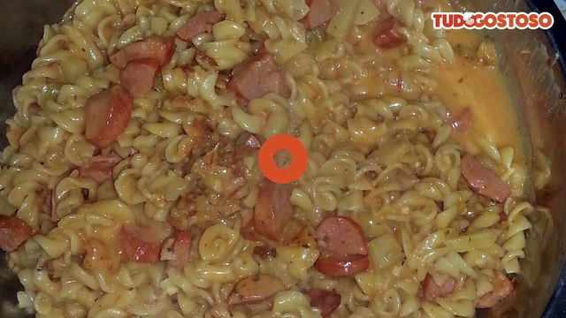 Macarrão com salsicha na panela de pressão