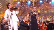 Concert de Paris : la robe translucide d'une violoniste laisse deviner sa culotte