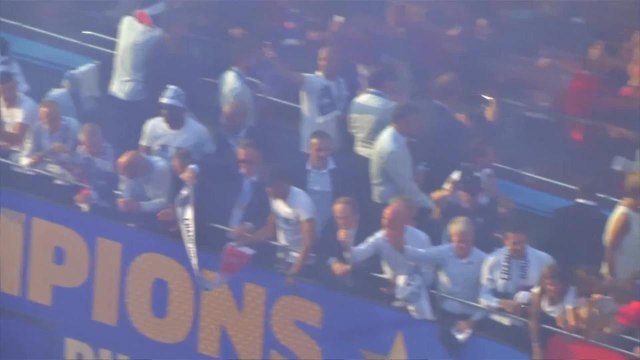 Le coin des supporters - La parade des tricolores sur les Champs-Élysées