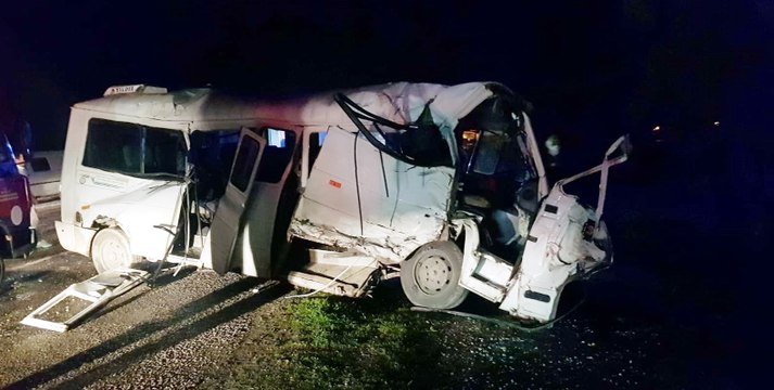 TIR, öğrenci servisiyle çarpıştı 17 yaralı