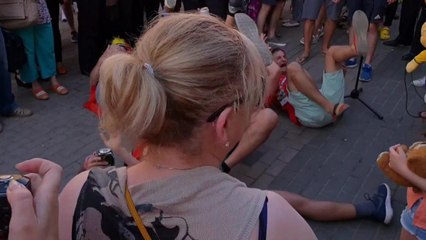 Quarts - Les fans belges imitent les plongeons de Neymar